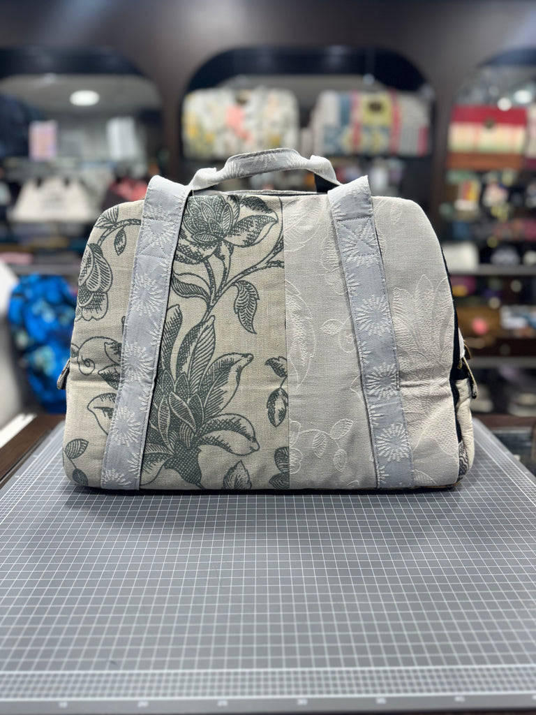 The Royal Garden 🌹 Medium BeeKeeper Weekender Da Vinci Collection