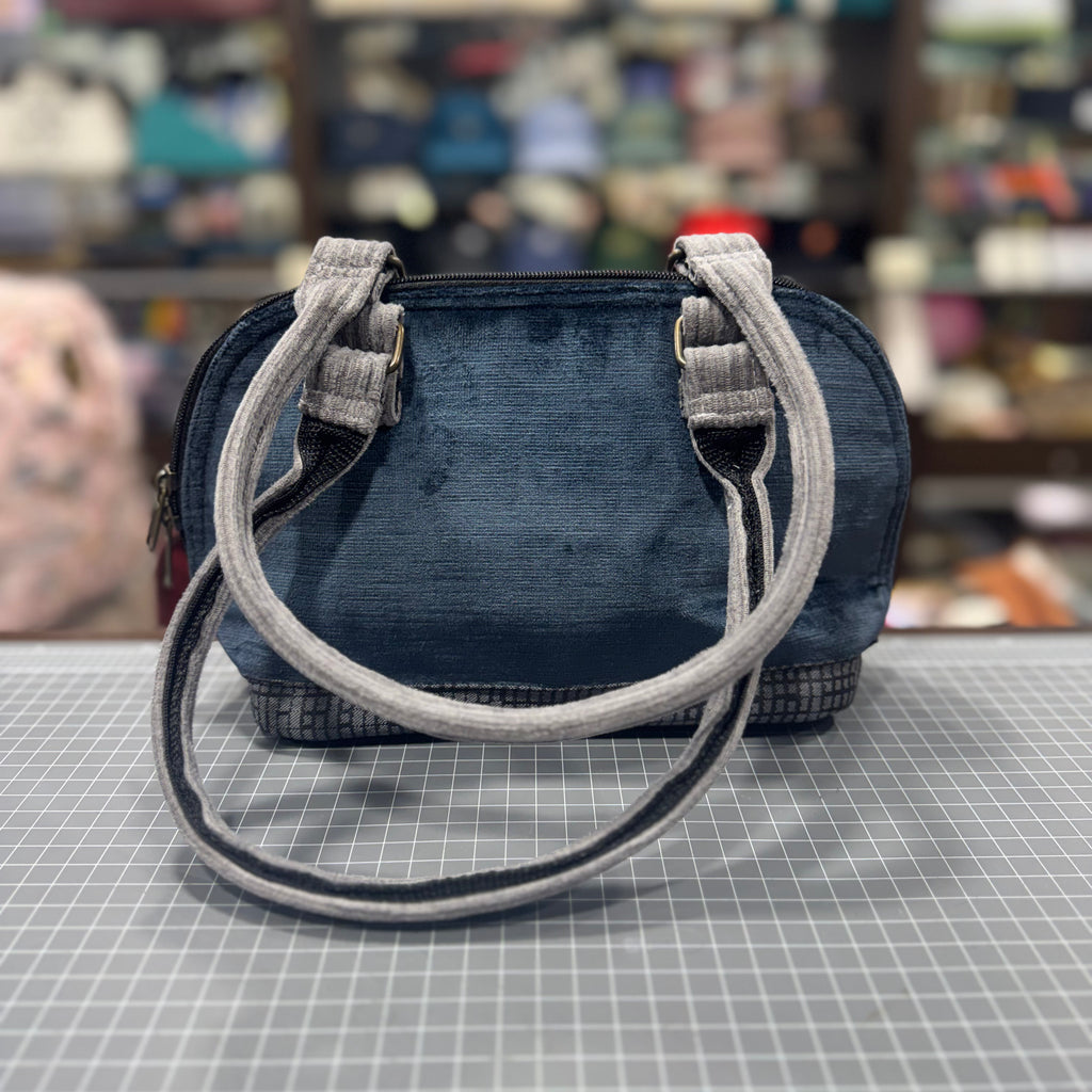 The Icy Flowers š¼ BeeKeeper Clam Shell Handbag