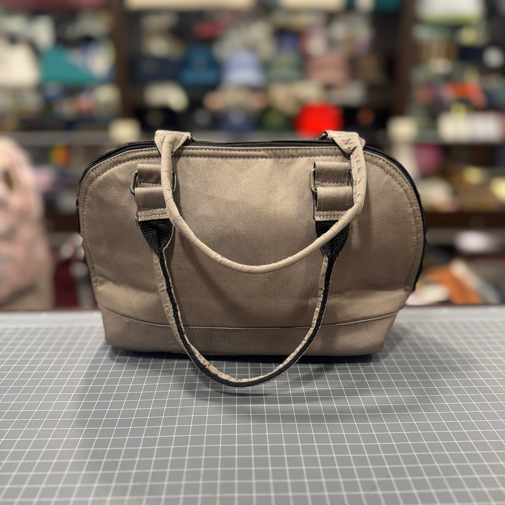 The Platinum Classic š BeeKeeper Clam Shell Handbag