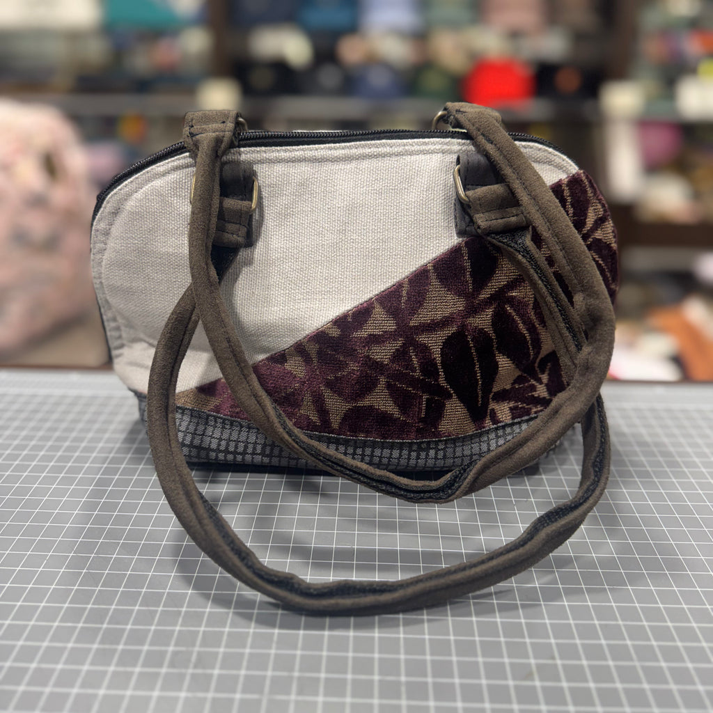 The Gold Heart No. 2 š BeeKeeper Clam Shell Handbag