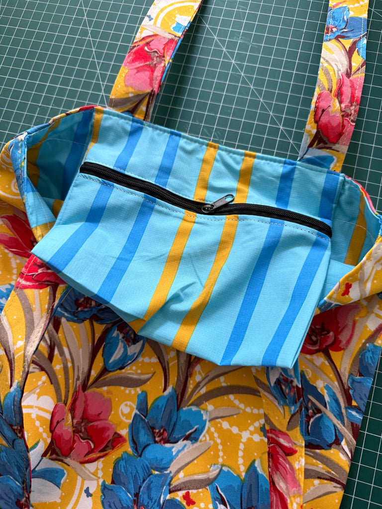 The Blue & Red 🌷 Tote Medium