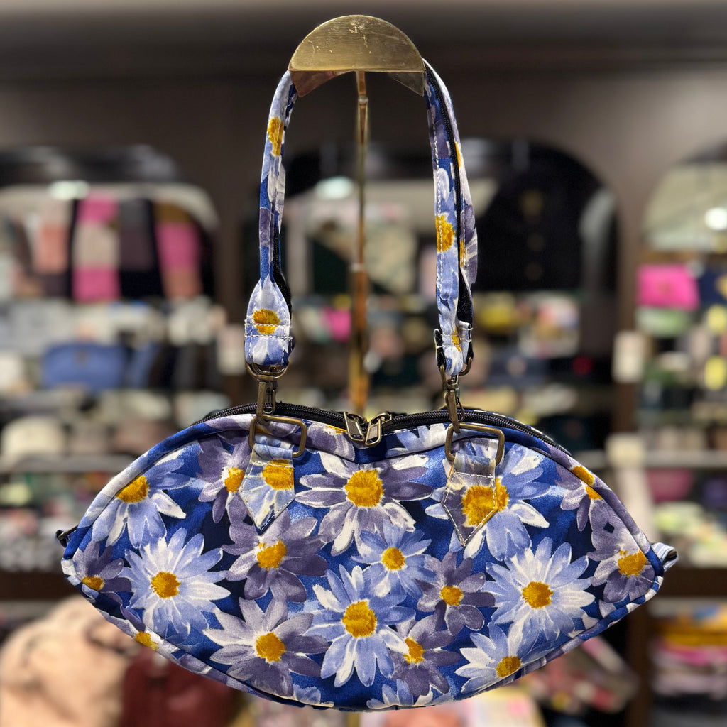 The Blue Daisies 💙🌼 KOKYKAI BACI KISS CLUTCH 💋