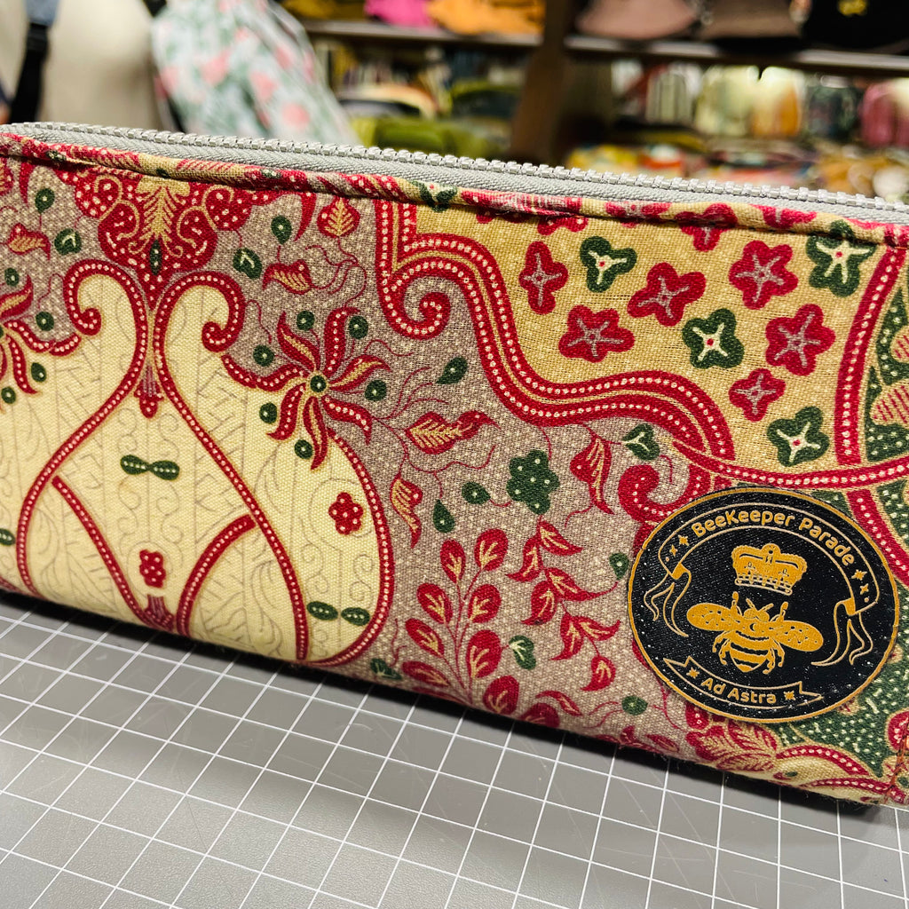 The Red Garden ♥️ BeeKeeper Purse