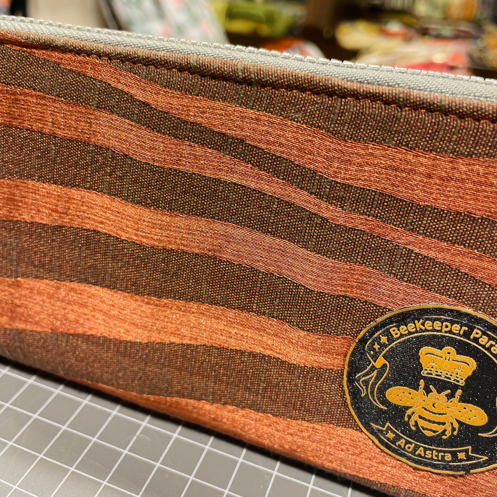 The Red Earth 🌏 BeeKeeper Purse