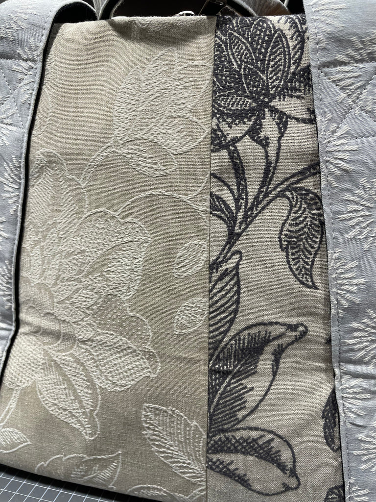 The Botanical Blooms 💐 Medium BeeKeeper Weekender Da Vinci Collection