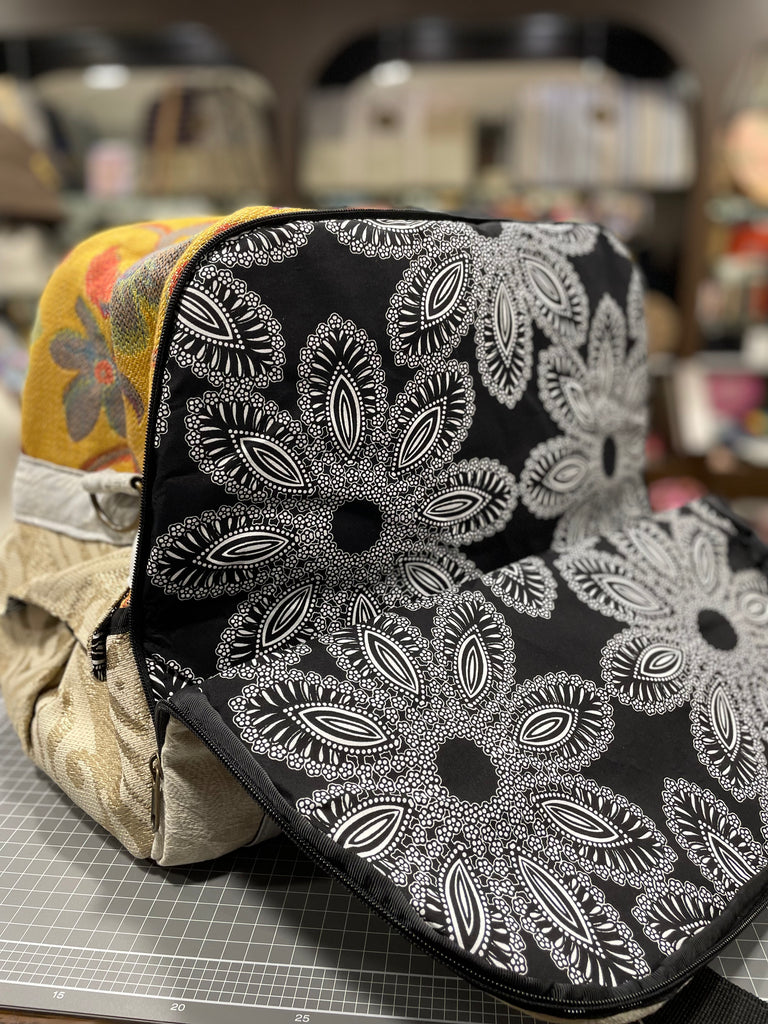 The Botanical Blooms 💐 Medium BeeKeeper Weekender Da Vinci Collection