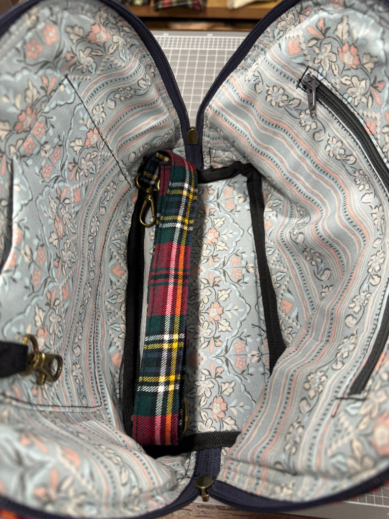 The Red Tartan 🍎 BeeKeeper Clamshell 🐚 Handbag
