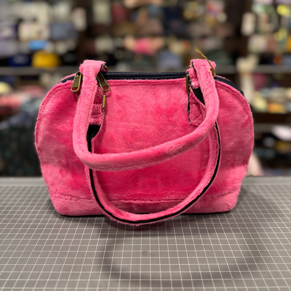 The Pink Plush 💖🧸  BeeKeeper Clamshell 🐚 Handbag