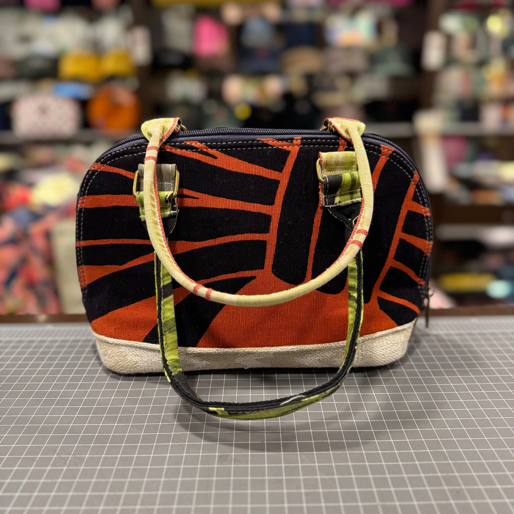 The St. Tropez No. 2 🏺 BeeKeeper Clamshell 🐚 Handbag