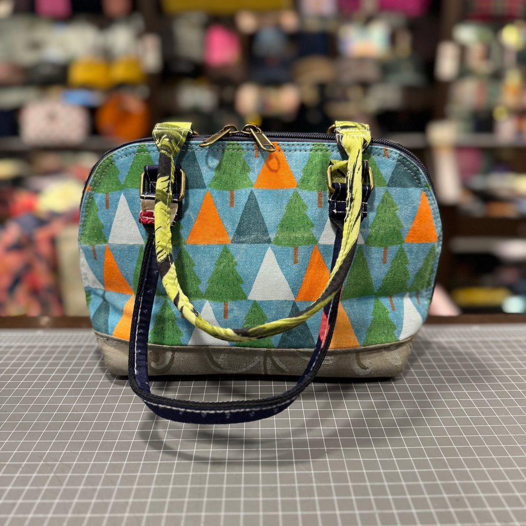 The St. Tropez No. 3 🏺 BeeKeeper Clamshell 🐚 Handbag